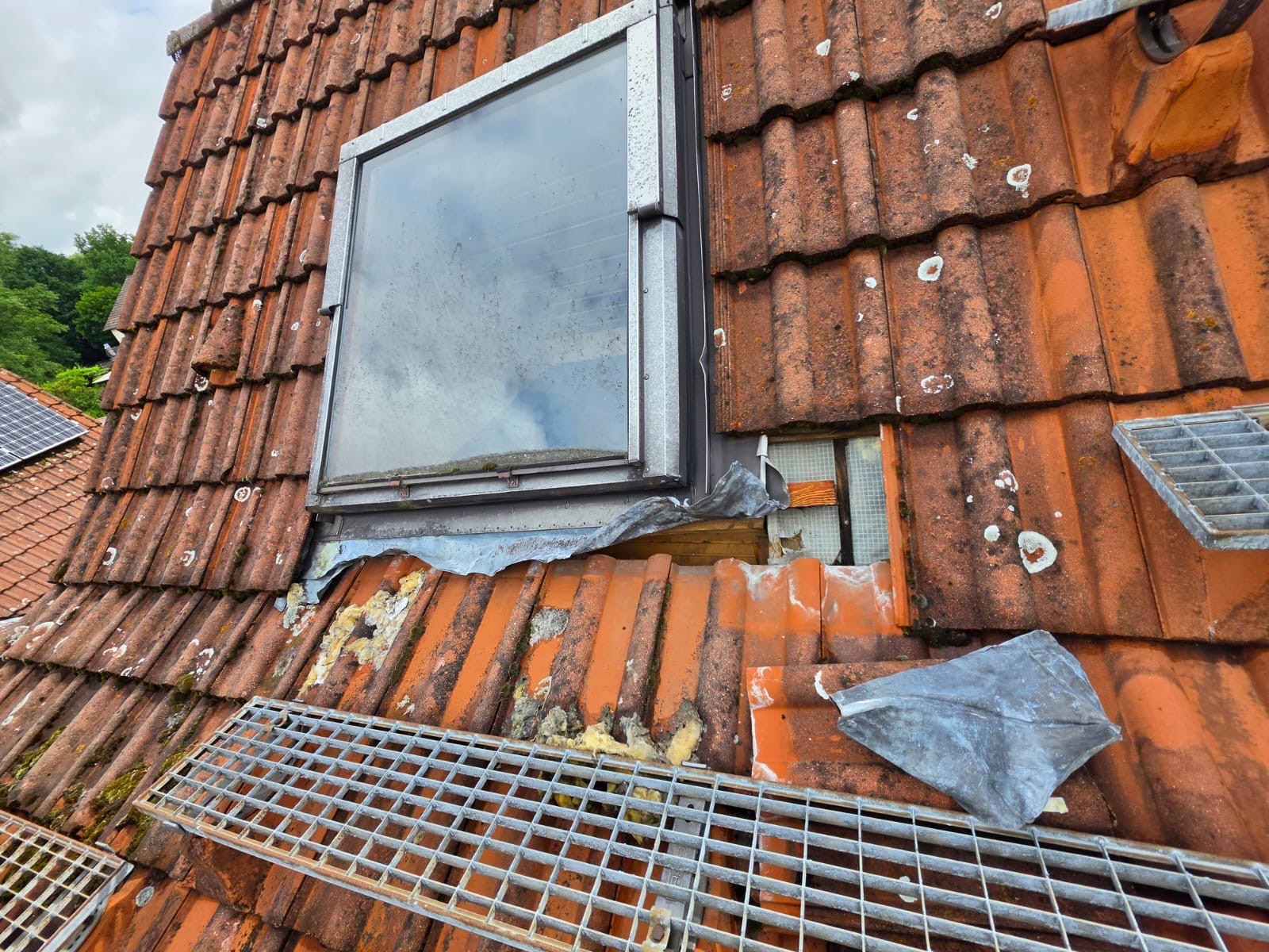 Beschädigter Anschluss am Dachfenster mit herausgezogener Dämmung