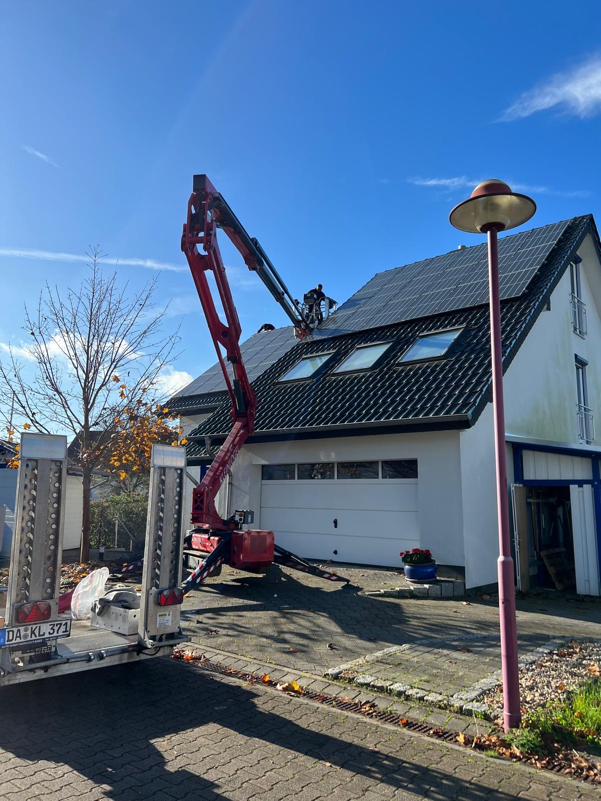 Hubsteiger der Kleinlogel GmbH vor einem Einfamilienhaus mit Arbeiten am Dach